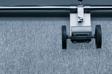Aufkleber - A machine with a wheel and a counter that reads 