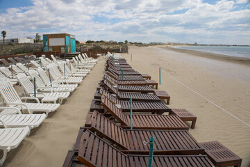 Wall Mural - plage de sable avec transats vides