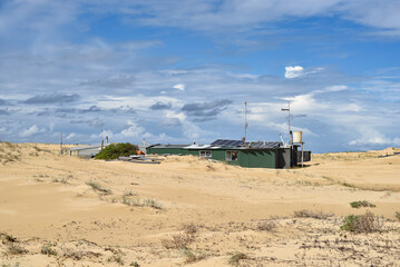 Canvas Print - Walk through the sand dunes to Tin City