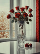 illustrazione con rose rosse in elegante vaso in cristallo, interno con luce naturale