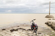 Vélo arrêté sur une route pavée submergée par la montée de la mer. Le Gois, Noirmoutier