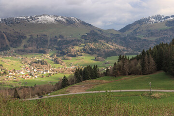 Wall Mural - Frühling im Chablais; Col de Cou mit Habere und Montagne d'Hirmentaz