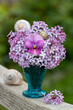 romantisches Blumen-Arrangement mit lila Hornveilchen und Fliederblüten