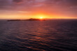 Blick von dem griechischen Ort Afionas auf Korfu auf die vorgelagerten Inseln im Sonnenuntergang