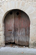 une porte ancienne sous une arche