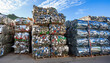 Symbolfoto, viele leere Konservendosen, gepreßt und zu Ballen gebündelt in einem Recyclingbetrieb