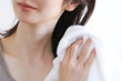 髪を乾かす女性　タオルドライ