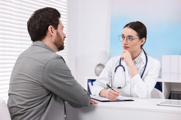 Canvas Print - Doctor consulting patient during appointment in clinic