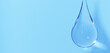 青色背景に透明な水滴。気泡なし。コピースペース。3d。（横長）
