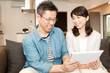 © UTS - タブレットPCを持った中年夫婦