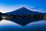 Fototapeta Nowy Jork - 河口湖から眺める富士山　冬の朝