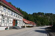 Fachwerkhaus im Erholungsort Rübeland im Harz in Sachsen-Anhalt mit Felsen im Hintergrund
