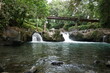 Brücke an einem Wasserfall bei La Fortuna in Costa Rica