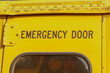 Tylne drzwi w autobusie. Wyjście awaryjne z żółtego autobusu szkolnego. Stary szkolny amerykański żółty autobus. Wyjście awaryjne z tyłu autobusu.