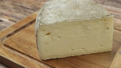 Poster - fromage : tomme de Savoie, en gros plan, sur une table