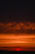 schöner Sonnenuntergang auf der Ostseeinsel Fehmarn im Frühling, Der Himmel leuchtet rot 