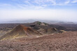 panorama sur un paysage volcanique avec des pics et des cratères colorés