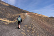 un homme marche sur les pentes d'un volcan