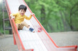 滑り台で遊ぶ幼児　公園で遊ぶ子供と育児や子育てのイメージ