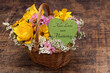 Grußkarte zum Muttertag: Korb mit Blumen und dem Text Alles Liebe zum Muttertag.	