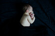 © Auréline Bertail - Bébé dormant sur fond noir