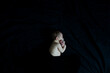 © Auréline Bertail - Bébé dormant sur fond noir