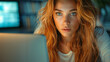 © Wabisabi - Viso di una bella donna in un ufficio moderno illuminata dalla luce dello schermo del pc mentre lavora