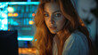 © Wabisabi - Viso di una bella donna in un ufficio moderno illuminata dalla luce dello schermo del pc mentre lavora