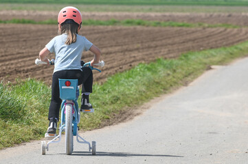 Poster - jeune enfant velo roue casque