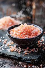 Wall Mural - Pink himalayan salt in bowl on wooden table