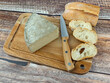  fromage : tomme de Savoie, en gros plan, sur une table