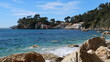 Anse Méjean à Toulon, sur la côte d’azur / French riviera, dans le Var, paysage de littoral au bord de l’eau bleue de la mer Méditerranée (France)