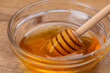 ガラスの器に蜂蜜とハニーディッパー