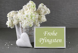 Fototapeta  - Grußkarte zu Pfingsten: Blumenstrauß mit Herz und dem Text frohe Pfingsten.	