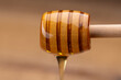 ハニーディッパーから垂れる蜂蜜
