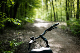 Jazda rowerem w lesie, rekreacja.