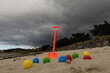 Boules de pétanques en couleur sur une plage
