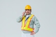 スマートフォンで電話をする作業服の男性