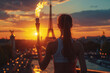Mujer joven deportista de espaldas, portando la antorcha olímpica mirando la torre Eiffel de la ciudad de París, al atardecer con una bella puesta de sol