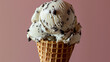 Dettaglio di cono gelato a gusti variegati