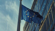 Bandiera dell'Unione Europea issata che si muove al vento