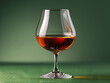 Alcool fort ou liqueur dans un verre à cognac : calvados, armagnac, cognac, rhum ambré, etc. sur fond vert
