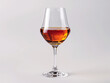 Alcool fort ou liqueur dans un verre à cognac : calvados, armagnac, cognac, rhum ambré, etc. sur fond blanc