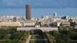 Vue panoramique sur la ville de Paris, avec le Grand Palais Éphémère au bout du Champ-de-Mars et la tour Montparnasse (France)