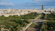 Vue aérienne panoramique sur la ville de Paris et ses monuments, avec les jardins du Champ-de-Mars, le dôme des Invalides, le Grand Palais Éphémère et la tour Montparnasse (France)