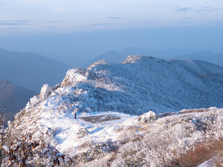 The beautiful scenery of Korea’s snowy mountains