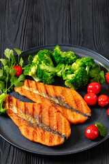 Canvas Print - grilled salmon steaks with broccoli and tomatoes