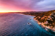 Traumhafter, farbenfroher Sonnenuntergang an der Küste Korfus bei Afionas