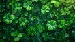 Arrière-plan ou fond vert rempli de trèfles à quatre feuilles, papier peint de la Saint-Patrick