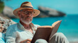 © VicPhoto - Hombre mayor leyendo un libro en la playa